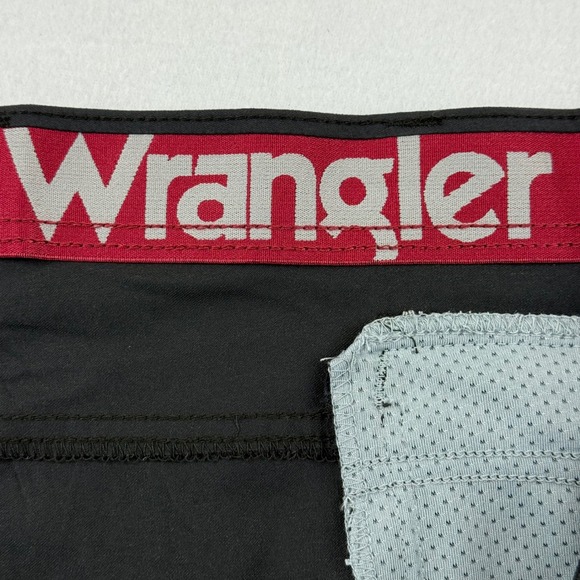 Wrangler Outdoor Men's Relaxed All Terrain Cargo Shorts Size 48 Black UPF 40 NWT - Picture 5 of 10